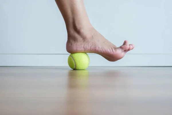 Visa ķermeņa tonizēšana ar tenisa bumbiņu